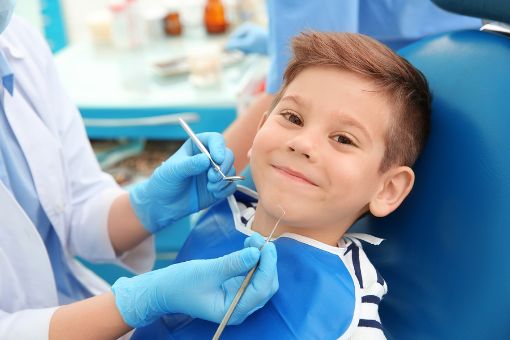 Dentist-examing-little-boy